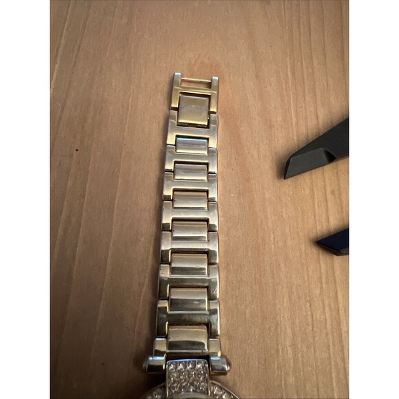 Generic Mother Of Pearl Gold Tone Ladies Watch New Battery - Picture 2 of 9